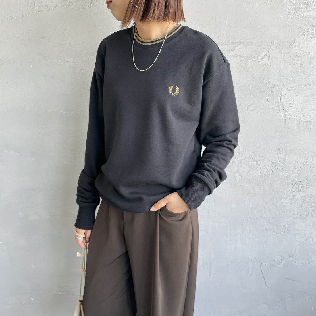 FRED PERRY [フレッドペリー] 別注 ツインティップライン ワンポイントロゴ刺繍クルーネックスウェット [FPM-25A-025JF] BLK/SHADED &&モデル身長：159cm 着用サイズ：S&&