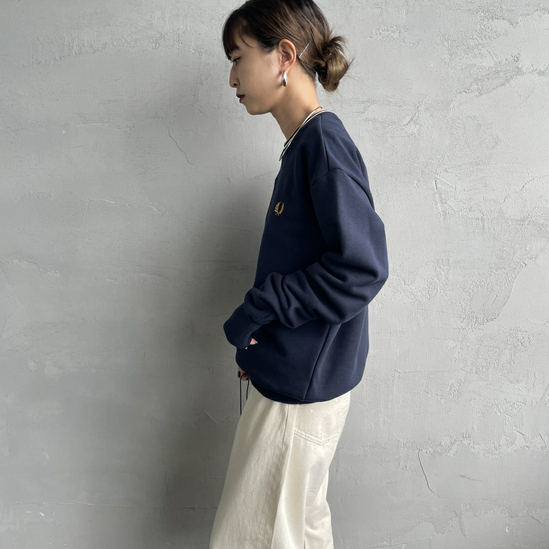 FRED PERRY [フレッドペリー] 別注 ツインティップライン ワンポイントロゴ刺繍クルーネックスウェット [FPM-25A-025JF] NVY/ECR/HO &&モデル身長：150cm 着用サイズ：S&&
