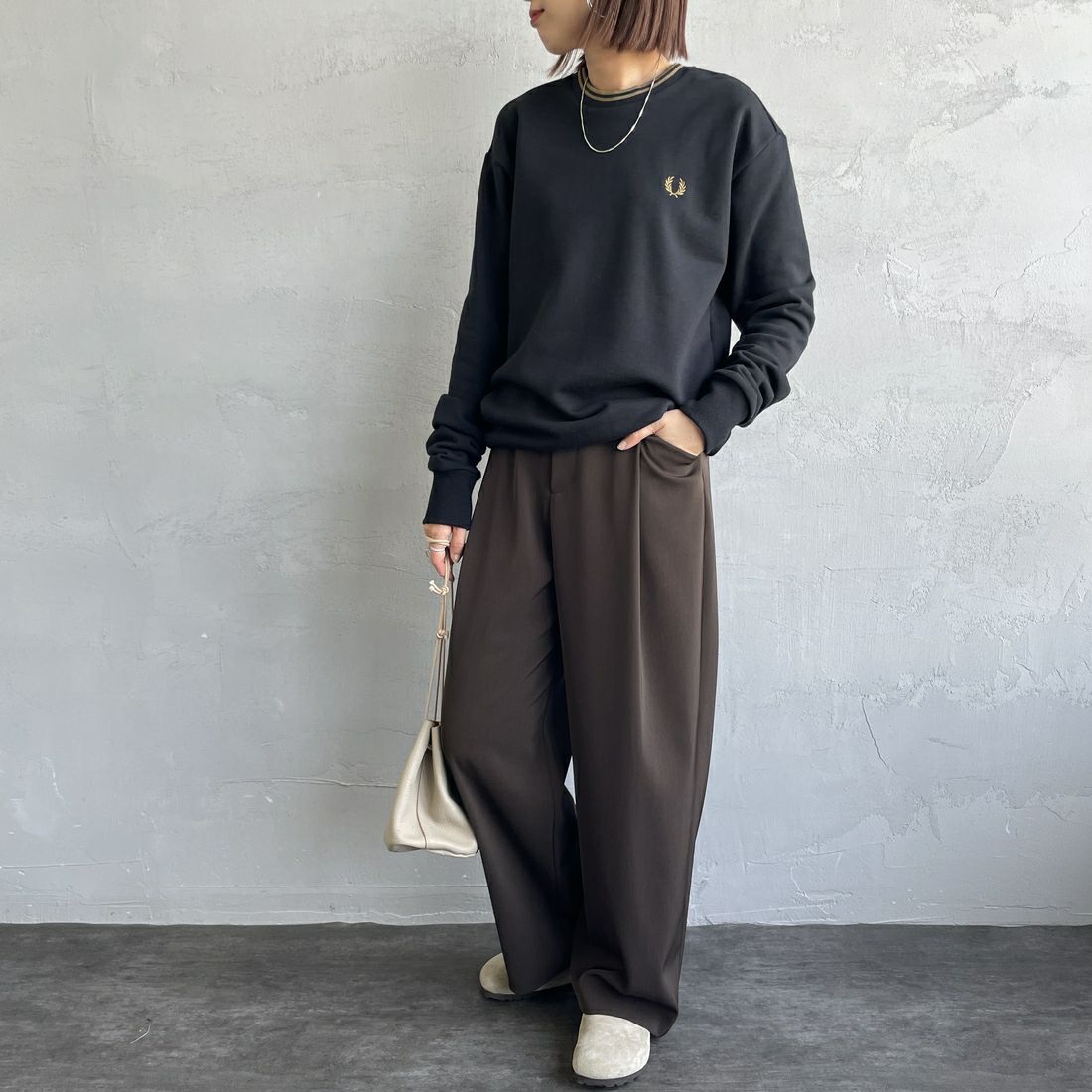 FRED PERRY [フレッドペリー] 別注 ツインティップライン ワンポイントロゴ刺繍クルーネックスウェット [FPM-25A-025JF] BLK/SHADED &&モデル身長：159cm 着用サイズ：S&&