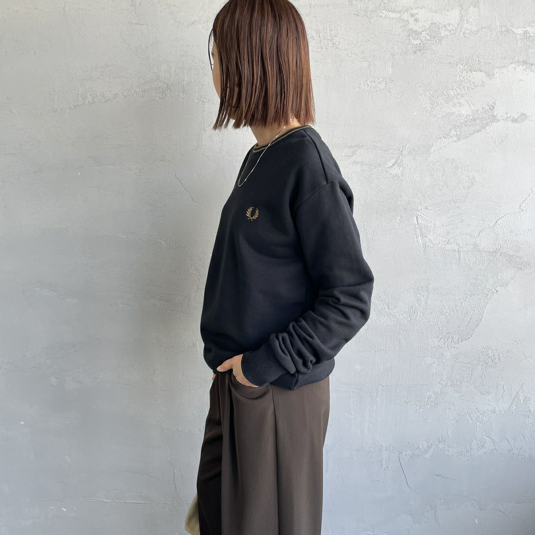 FRED PERRY [フレッドペリー] 別注 ツインティップライン ワンポイントロゴ刺繍クルーネックスウェット [FPM-25A-025JF] BLK/SHADED &&モデル身長：159cm 着用サイズ：S&&