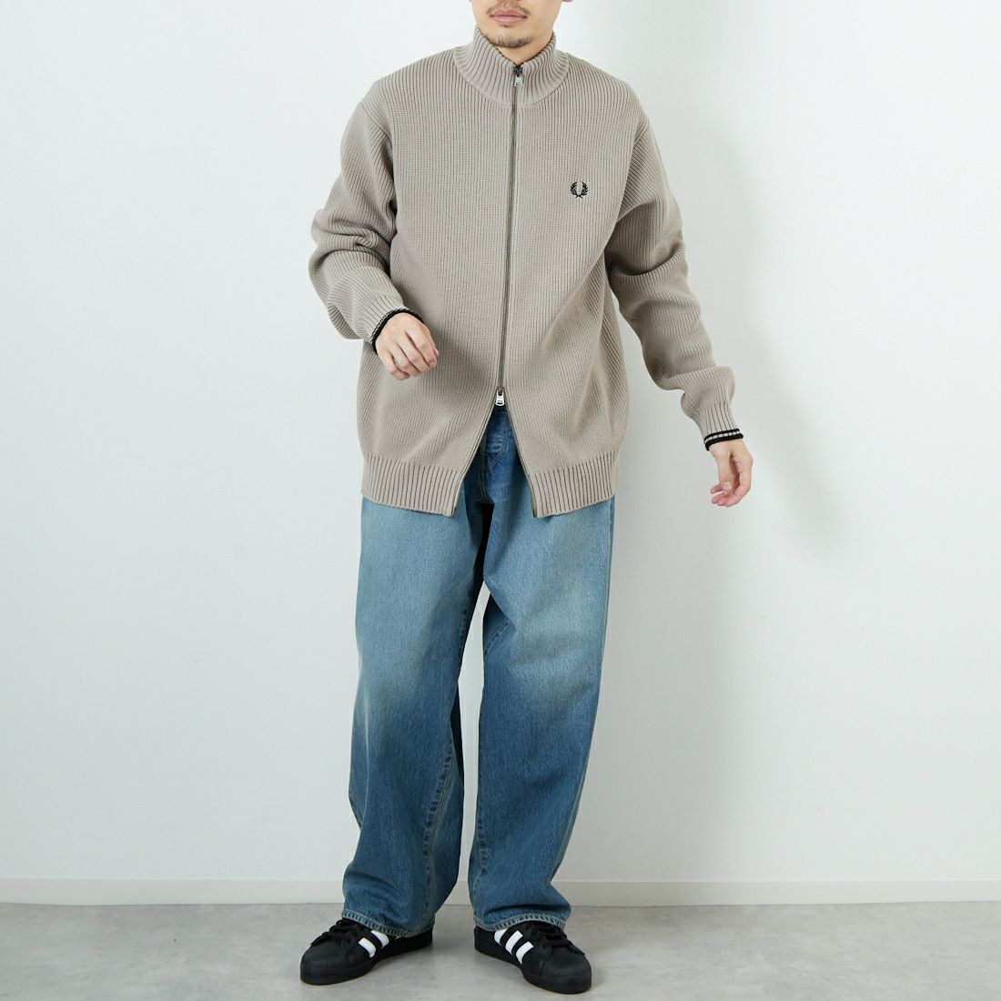 FRED PERRY [フレッドペリー] 別注 ドライバーズニット [FPM-25A-028JF] ECRU/NAVY &&モデル身長：179cm 着用サイズ：L&&