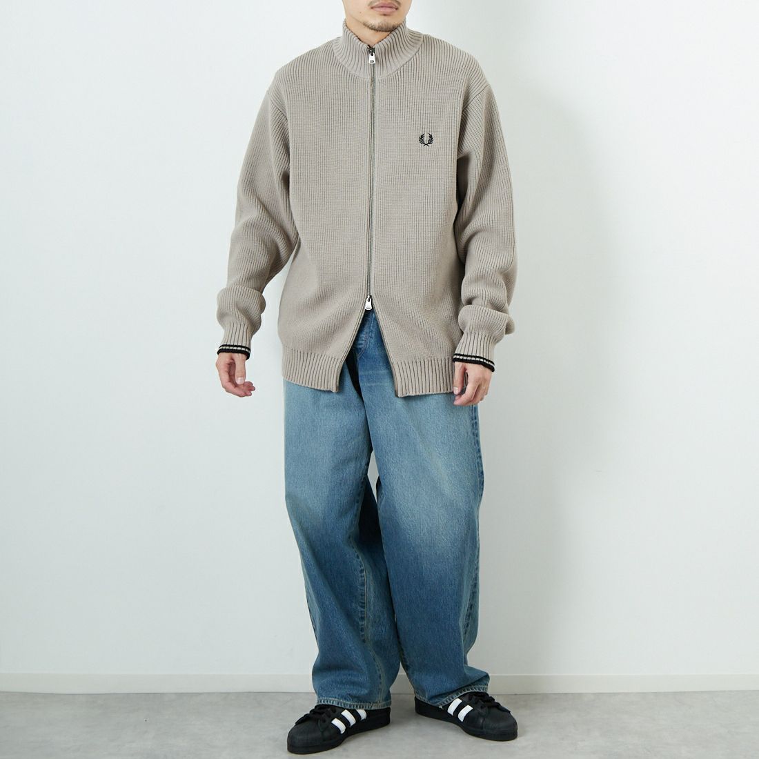 FRED PERRY [フレッドペリー] 別注 ドライバーズニット [FPM-25A-028JF] ECRU/NAVY &&モデル身長：179cm 着用サイズ：L&&