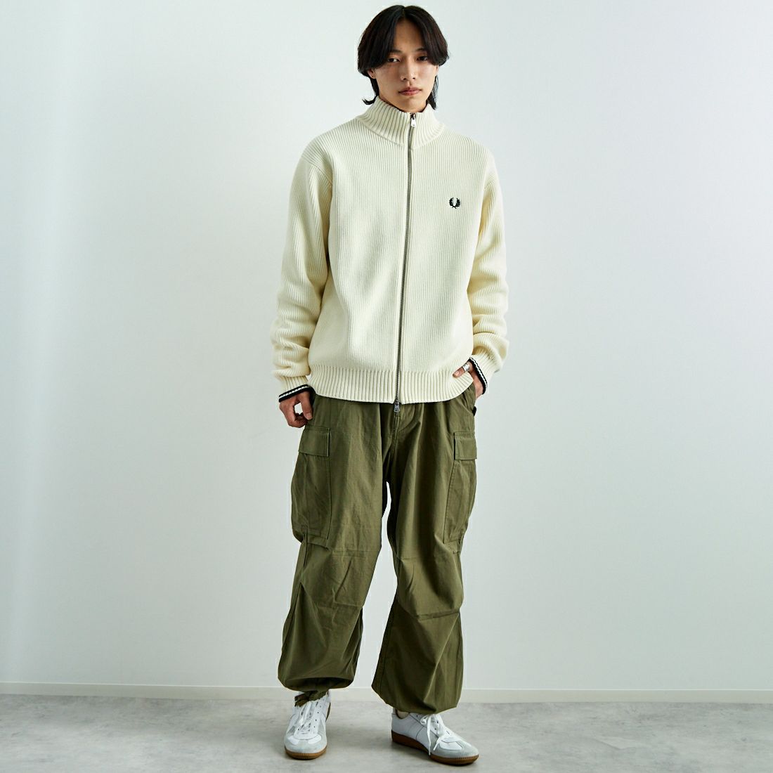 FRED PERRY [フレッドペリー] 別注 ドライバーズニット [FPM-25A-028JF] ECRU/NAVY &&モデル身長：179cm 着用サイズ：L&&