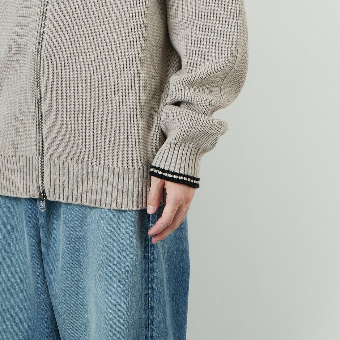 FRED PERRY [フレッドペリー] 別注 ドライバーズニット [FPM-25A-028JF] ECRU/NAVY &&モデル身長：179cm 着用サイズ：L&&