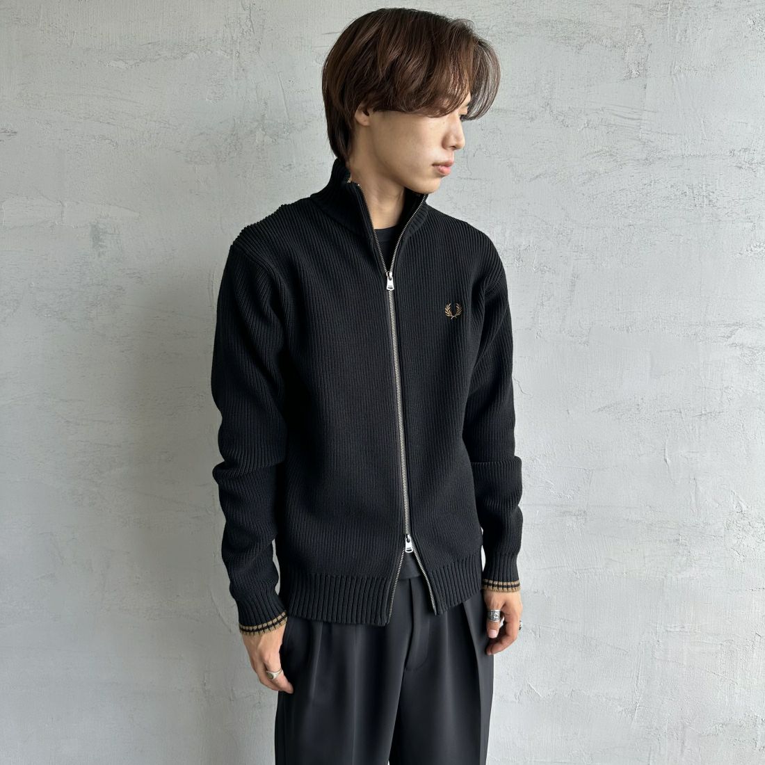 FRED PERRY [フレッドペリー] 別注 ドライバーズニット [FPM-25A-028JF] BLK/SHADED &&モデル身長：179cm 着用サイズ：M&&