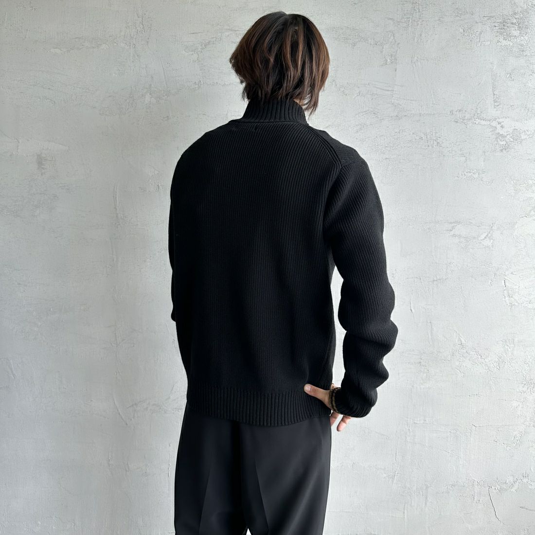 FRED PERRY [フレッドペリー] 別注 ドライバーズニット [FPM-25A-028JF] BLK/SHADED &&モデル身長：179cm 着用サイズ：M&&