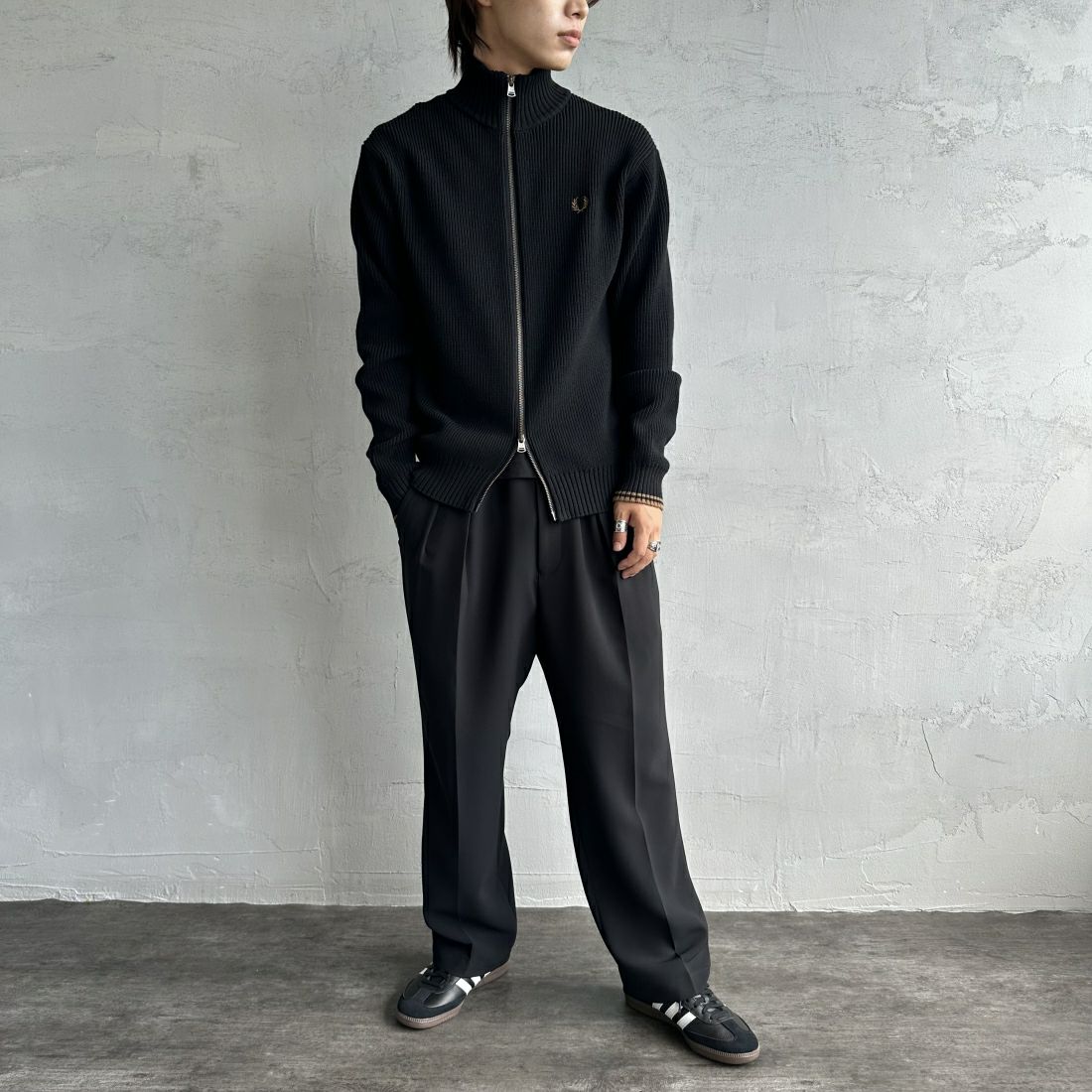 FRED PERRY [フレッドペリー] 別注 ドライバーズニット [FPM-25A-028JF] BLK/SHADED &&モデル身長：179cm 着用サイズ：M&&