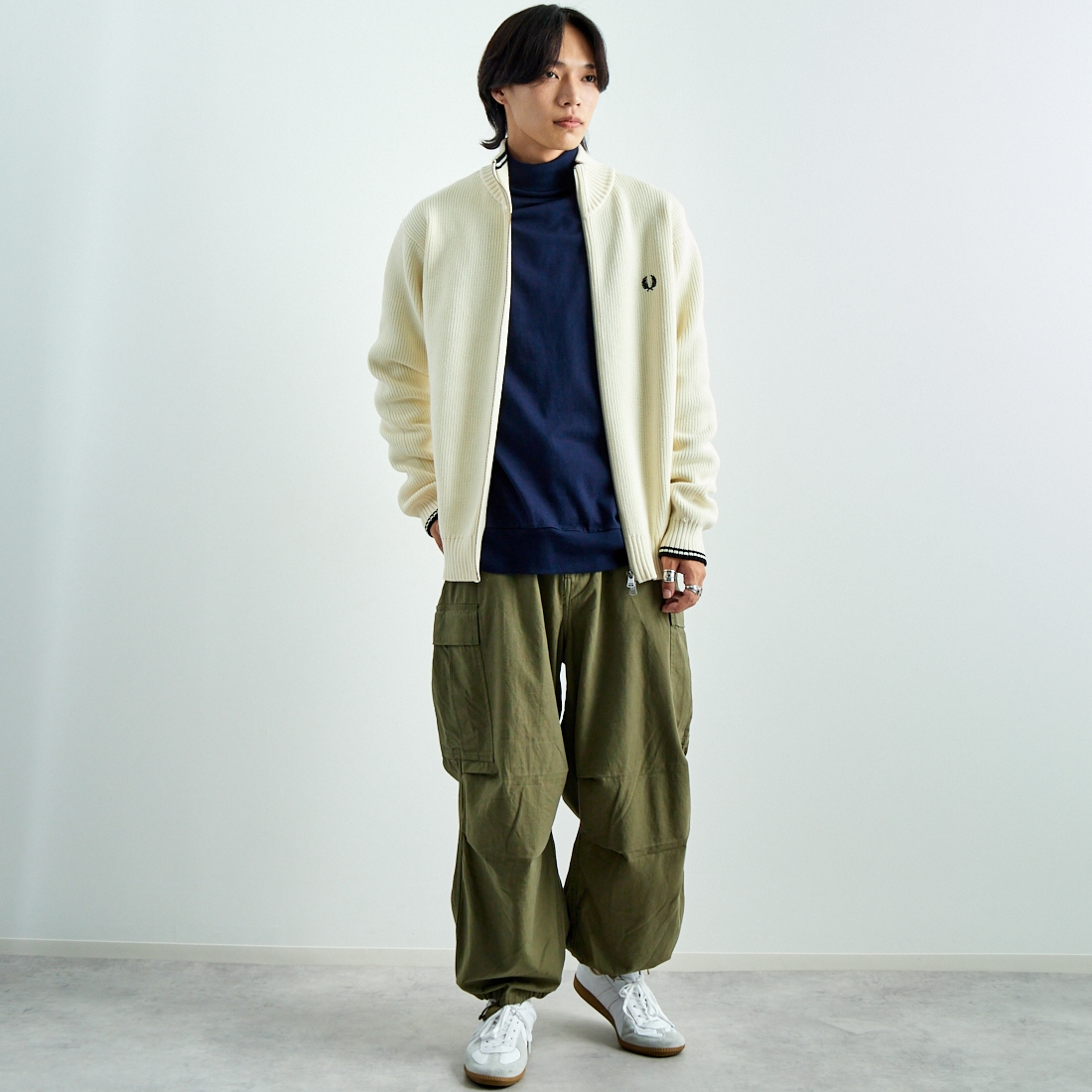FRED PERRY [フレッドペリー] 別注 ドライバーズニット [FPM-25A-028JF] ECRU/NAVY &&モデル身長：179cm 着用サイズ：L&&