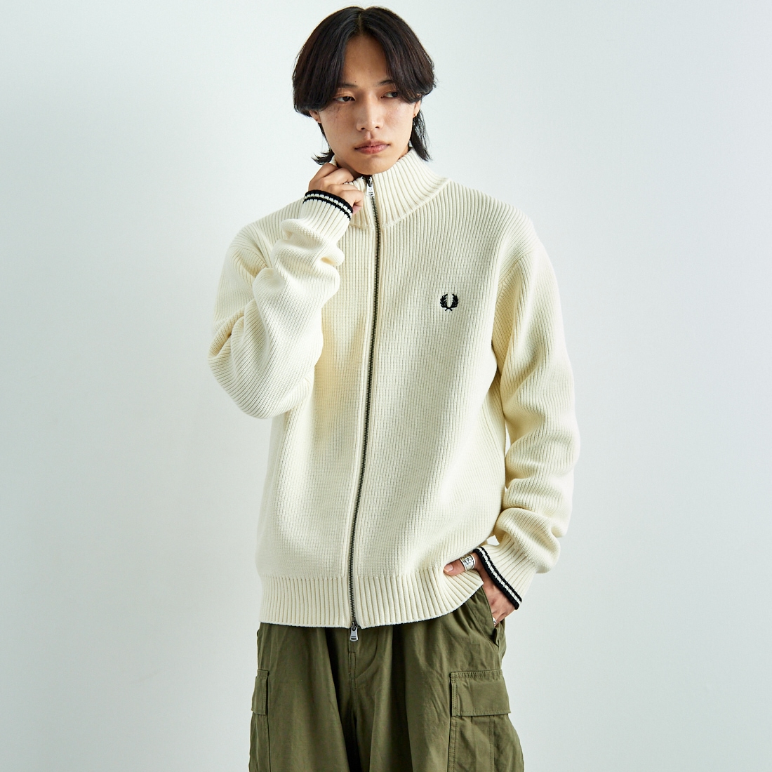 FRED PERRY [フレッドペリー] 別注 ドライバーズニット [FPM-25A-028JF] ECRU/NAVY &&モデル身長：179cm 着用サイズ：L&&