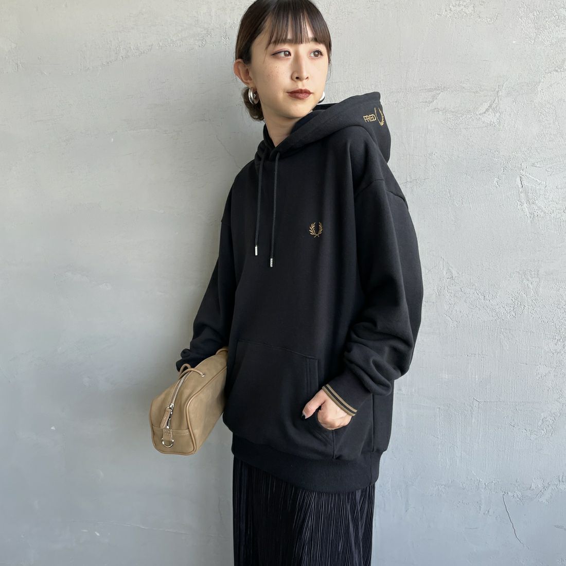 FRED PERRY [フレッドペリー] 別注 フードロゴ刺繍スウェットパーカー [FPM-25A-026JF] BLK/SHADED &&モデル身長：150cm 着用サイズ：S&&