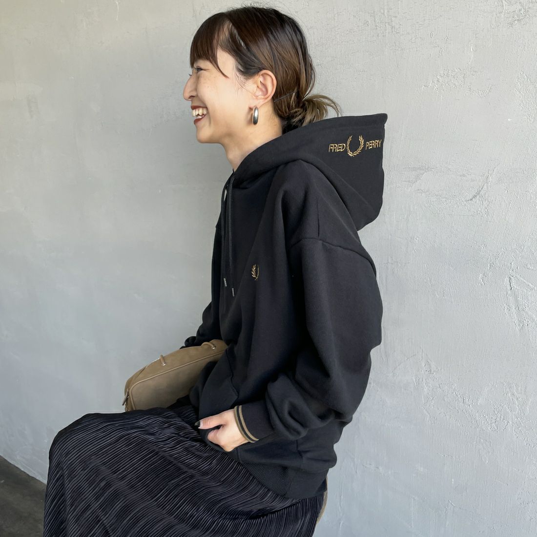 FRED PERRY [フレッドペリー] 別注 フードロゴ刺繍スウェットパーカー [FPM-25A-026JF] BLK/SHADED &&モデル身長：150cm 着用サイズ：S&&