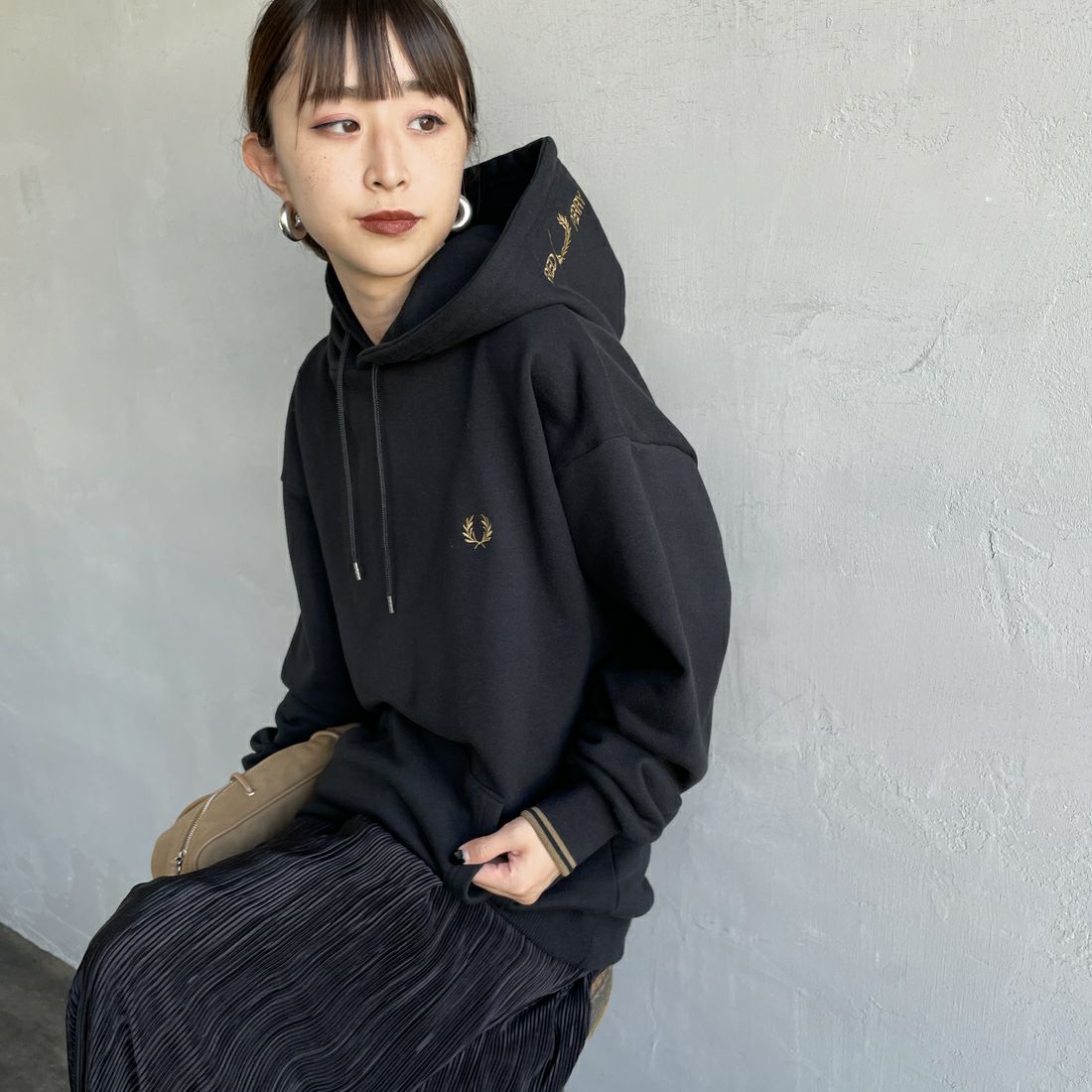 FRED PERRY [フレッドペリー] 別注 フードロゴ刺繍スウェットパーカー [FPM-25A-026JF] BLK/SHADED &&モデル身長：150cm 着用サイズ：S&&