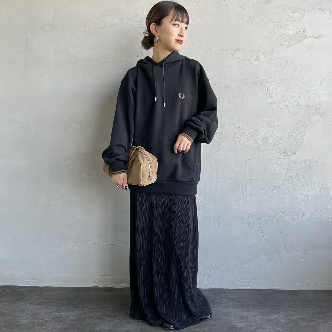 FRED PERRY [フレッドペリー] 別注 フードロゴ刺繍スウェットパーカー [FPM-25A-026JF] BLK/SHADED &&モデル身長：150cm 着用サイズ：S&&
