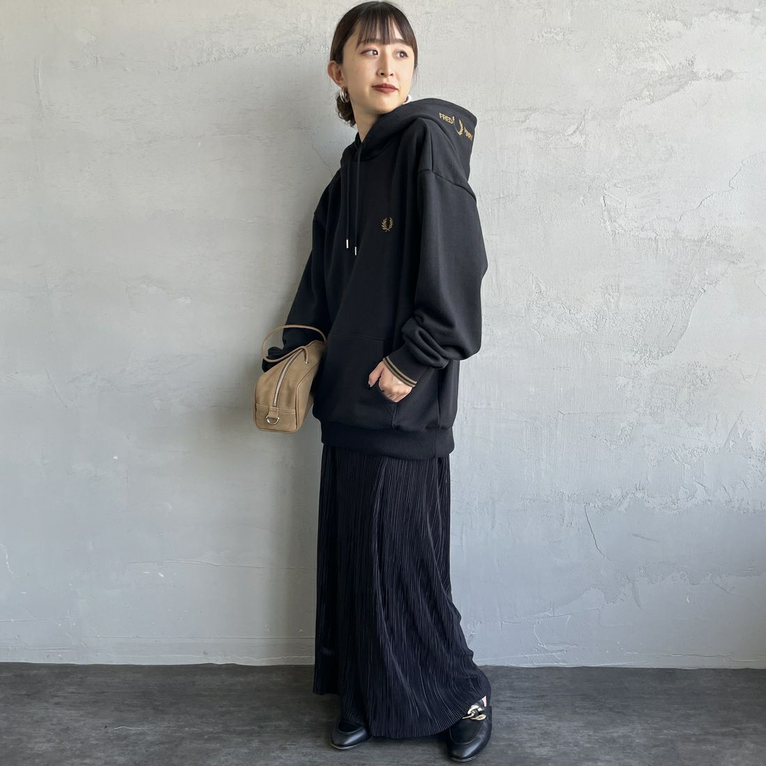 FRED PERRY [フレッドペリー] 別注 フードロゴ刺繍スウェットパーカー [FPM-25A-026JF] BLK/SHADED &&モデル身長：150cm 着用サイズ：S&&