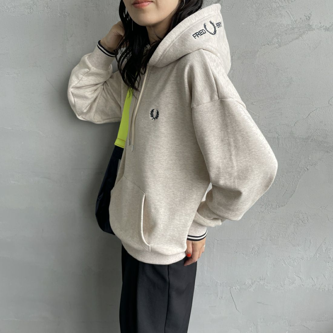 FRED PERRY [フレッドペリー] 別注 フードロゴ刺繍スウェットパーカー [FPM-25A-026JF] PORRIDGE M &&モデル身長：160cm 着用サイズ：S&&