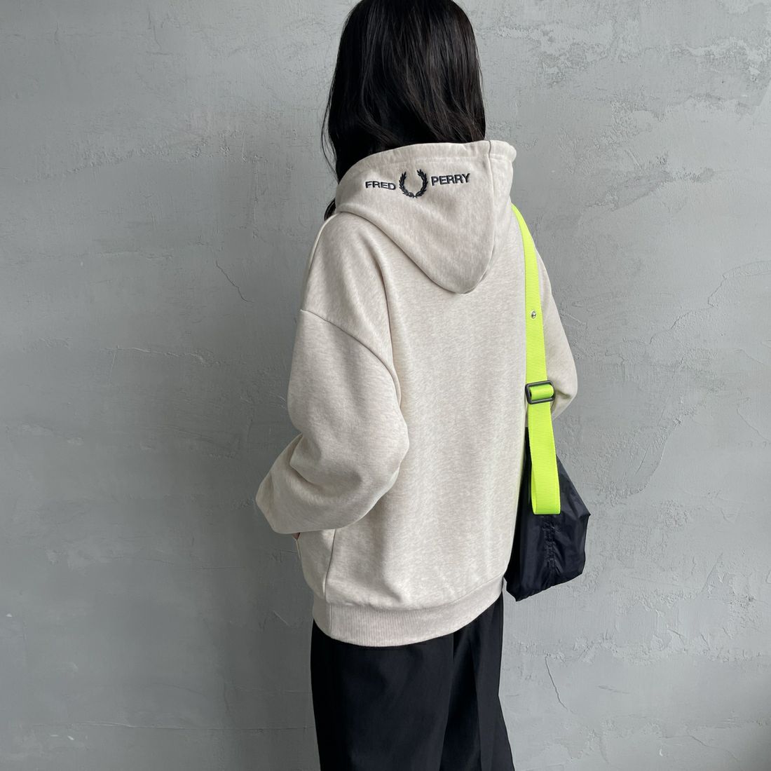 FRED PERRY [フレッドペリー] 別注 フードロゴ刺繍スウェットパーカー [FPM-25A-026JF] PORRIDGE M &&モデル身長：160cm 着用サイズ：S&&