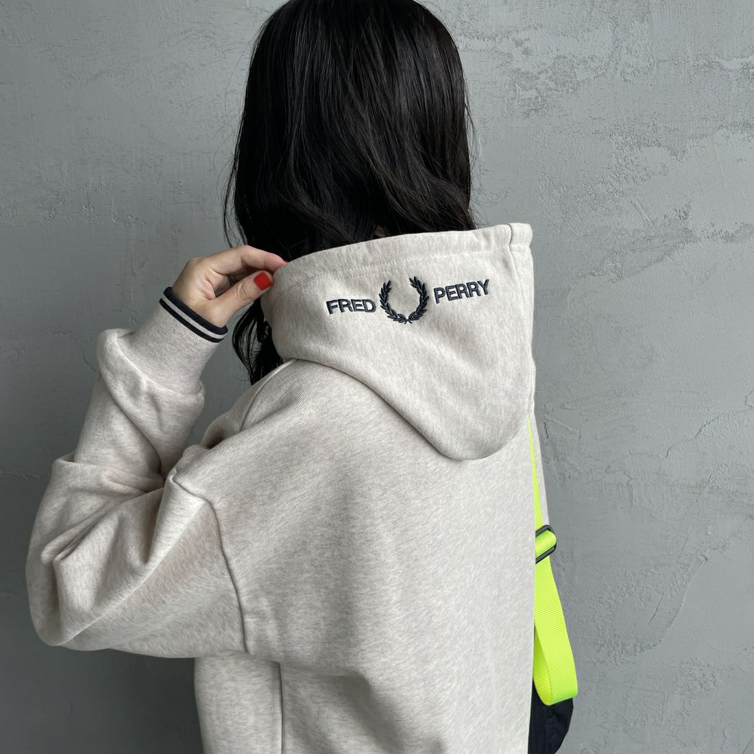 FRED PERRY [フレッドペリー] 別注 フードロゴ刺繍スウェットパーカー [FPM-25A-026JF] PORRIDGE M &&モデル身長：160cm 着用サイズ：S&&
