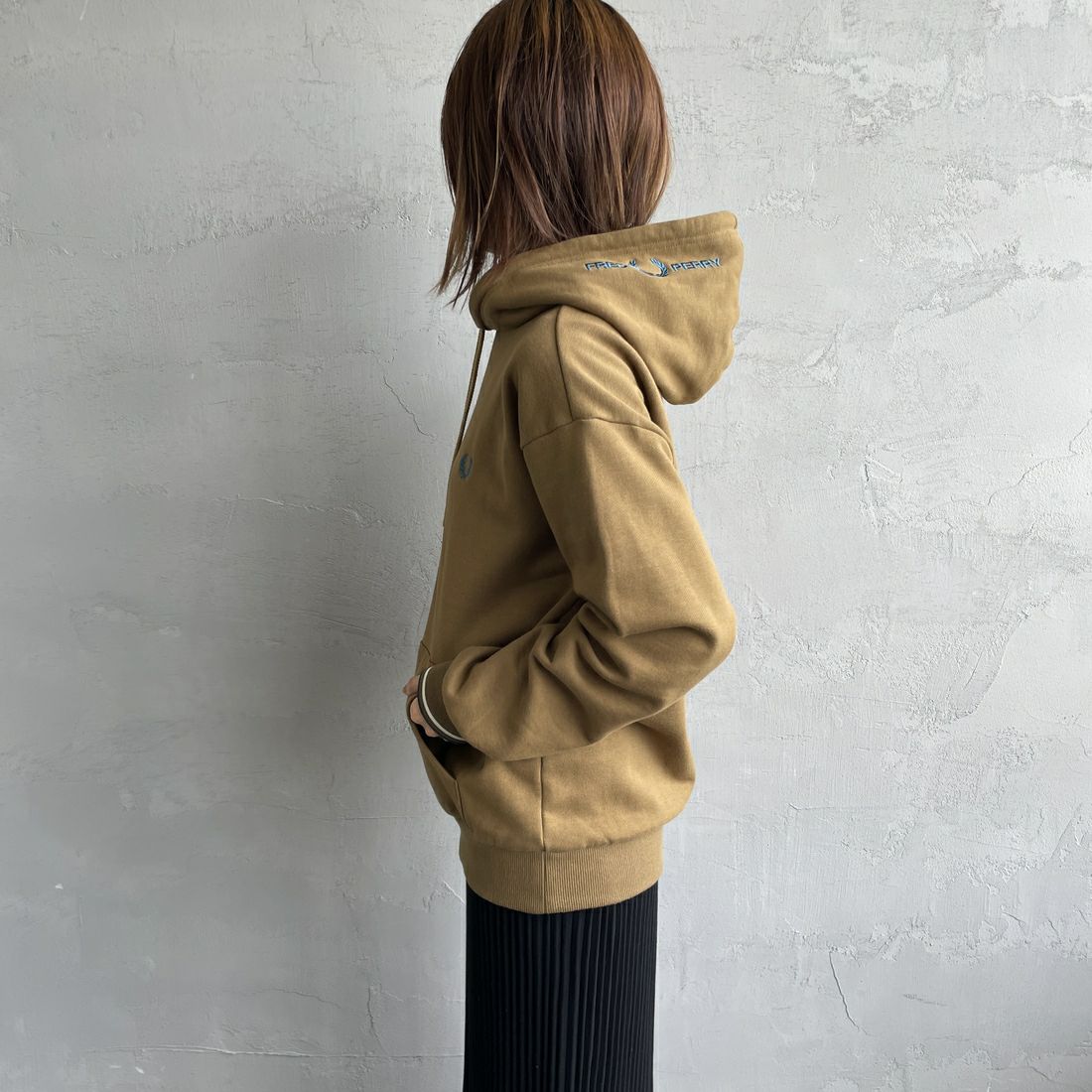 FRED PERRY [フレッドペリー] 別注 フードロゴ刺繍スウェットパーカー [FPM-25A-026JF] SHADED STO &&モデル身長：158cm 着用サイズ：S&&
