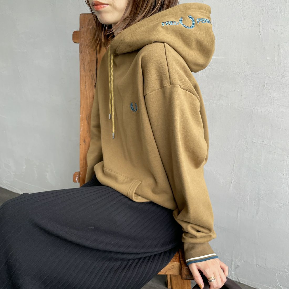 FRED PERRY [フレッドペリー] 別注 フードロゴ刺繍スウェットパーカー [FPM-25A-026JF] SHADED STO &&モデル身長：158cm 着用サイズ：S&&