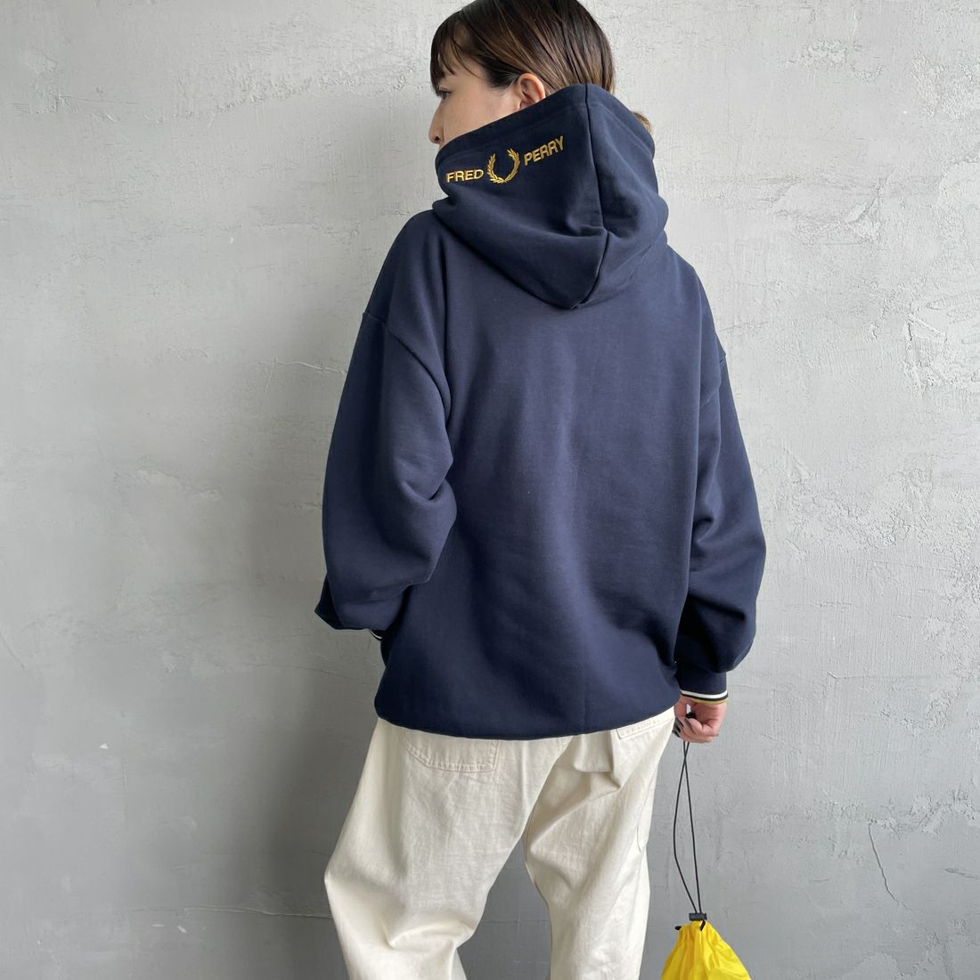 FRED PERRY [フレッドペリー] 別注 フードロゴ刺繍スウェットパーカー [FPM-25A-026JF]NVY/ECR/HO &&モデル身長：150cm 着用サイズ：S&&