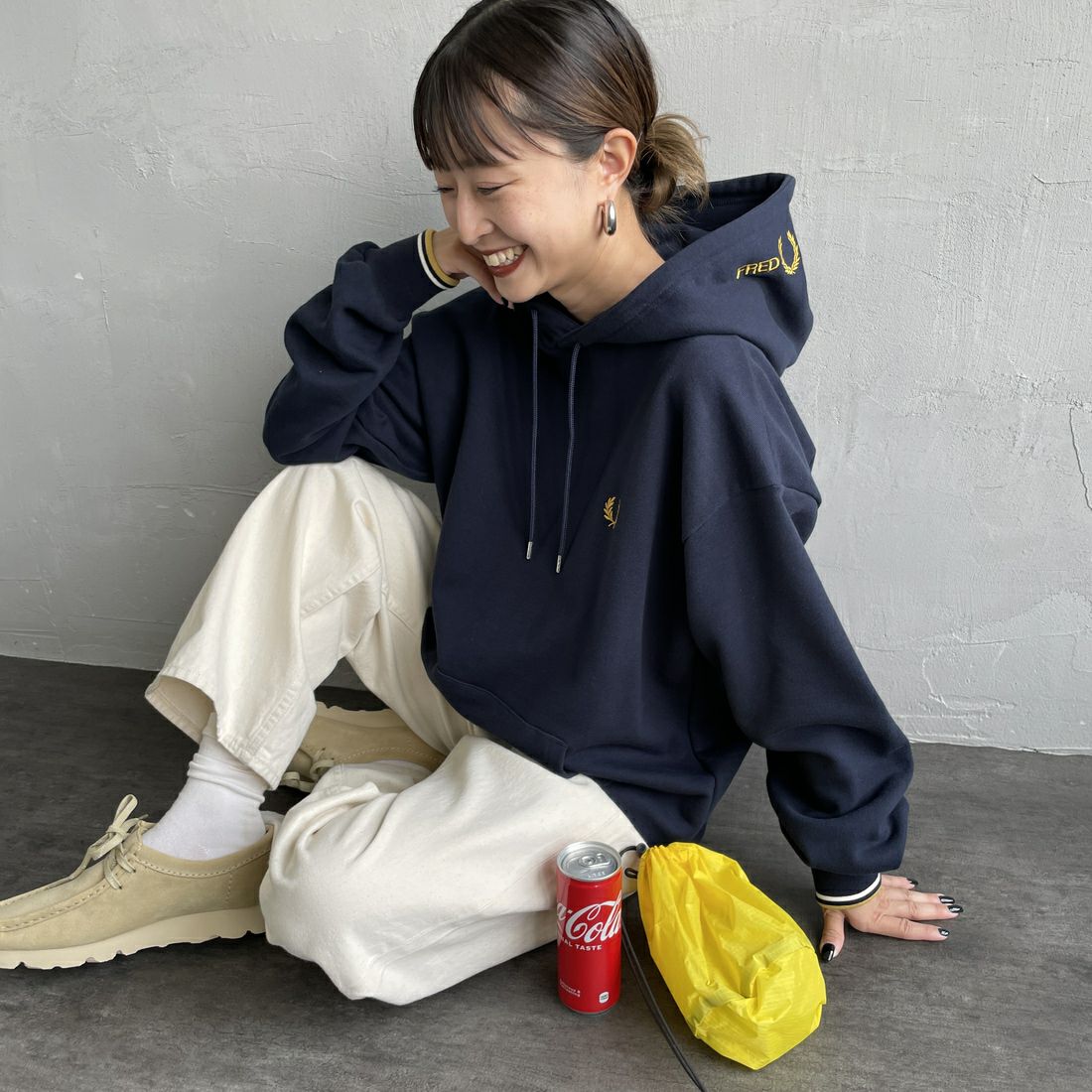 FRED PERRY [フレッドペリー] 別注 フードロゴ刺繍スウェットパーカー [FPM-25A-026JF]NVY/ECR/HO &&モデル身長：150cm 着用サイズ：S&&