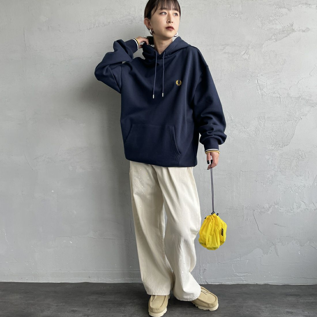 FRED PERRY [フレッドペリー] 別注 フードロゴ刺繍スウェットパーカー [FPM-25A-026JF]NVY/ECR/HO &&モデル身長：150cm 着用サイズ：S&&