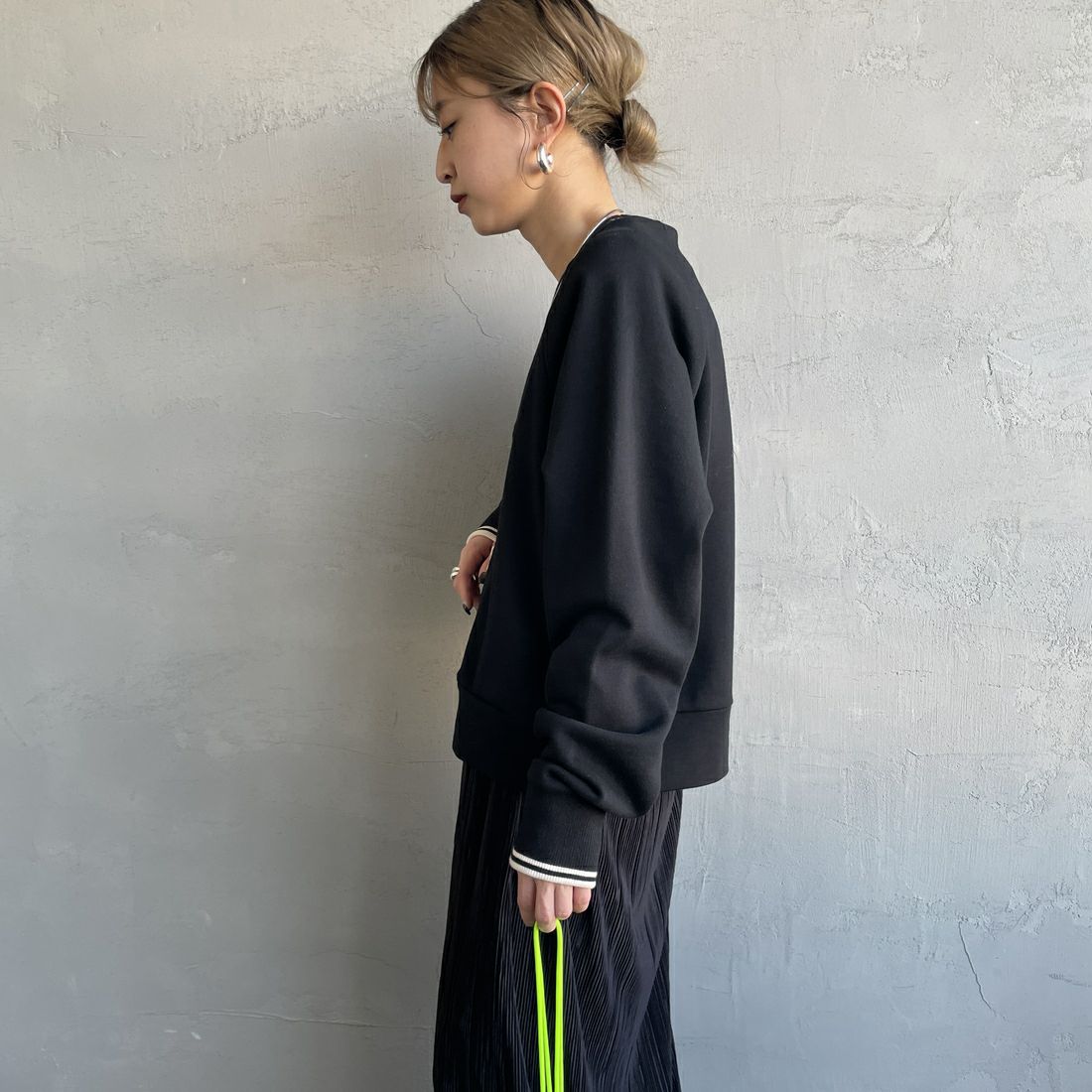 FRED PERRY [フレッドペリー] Vネックジップスルーカーディガン [G1151] 102 BLACK &&モデル身長：150cm 着用サイズ：10&&