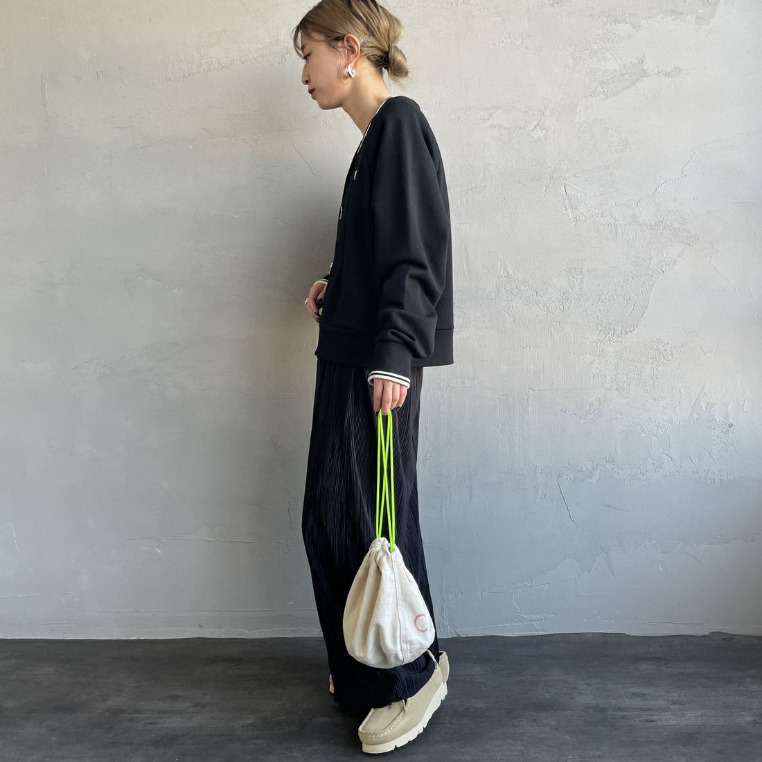 FRED PERRY [フレッドペリー] Vネックジップスルーカーディガン [G1151] 102 BLACK &&モデル身長：150cm 着用サイズ：10&&