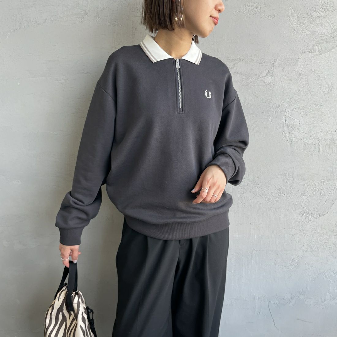 FRED PERRY [フレッドペリー] ハーフジップ ポロスウェットシャツ [G1149] 297 ANCHOR &&モデル身長：159cm 着用サイズ：10&&