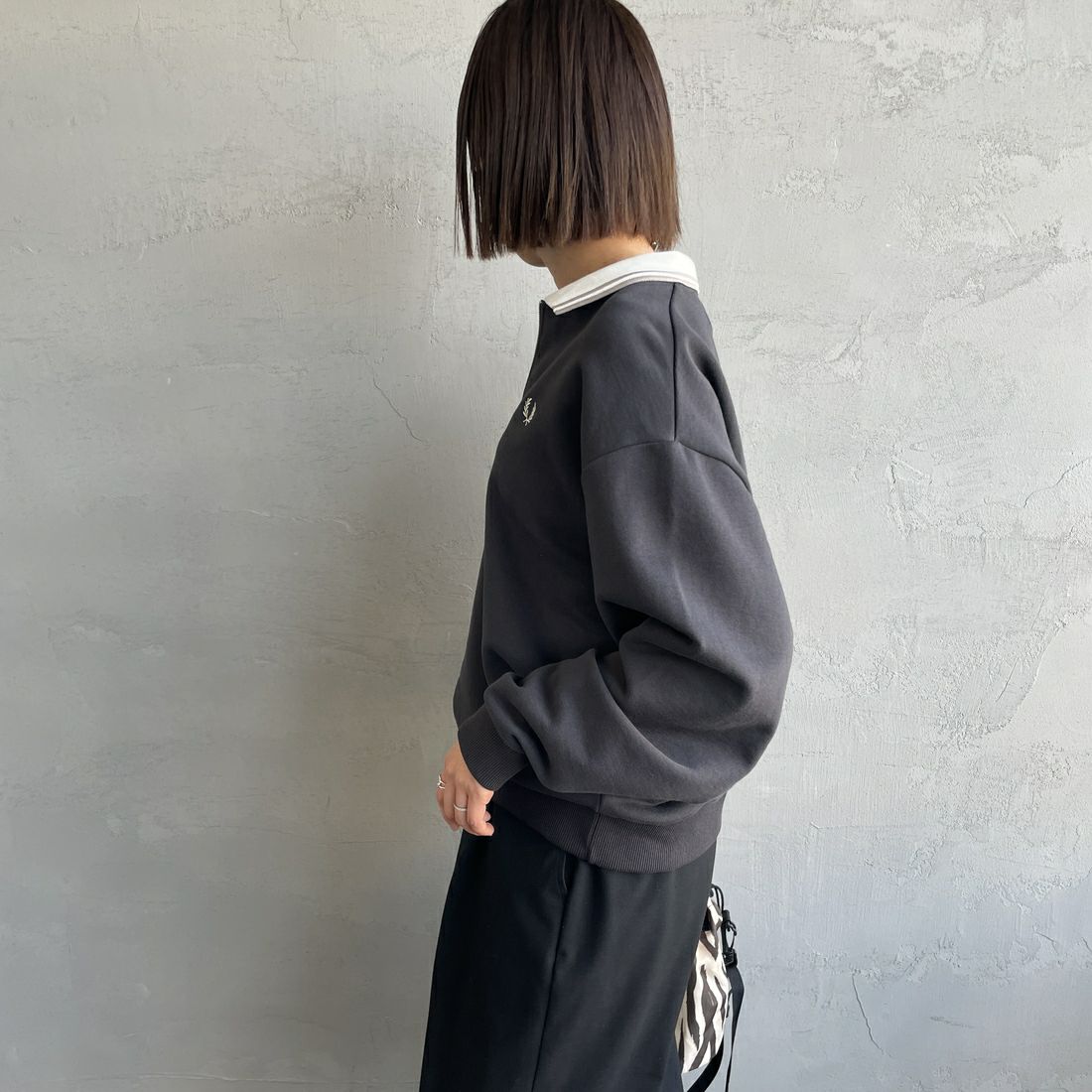 FRED PERRY [フレッドペリー] ハーフジップ ポロスウェットシャツ [G1149] 297 ANCHOR &&モデル身長：159cm 着用サイズ：10&&