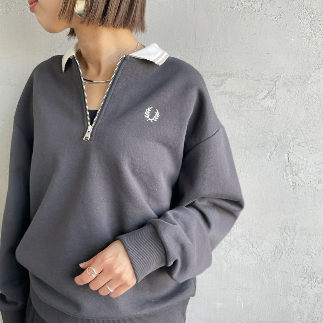 FRED PERRY [フレッドペリー] ハーフジップ ポロスウェットシャツ [G1149] 297 ANCHOR &&モデル身長：159cm 着用サイズ：10&&