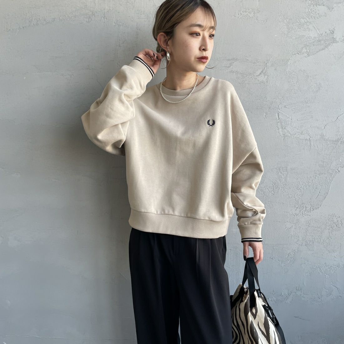 FRED PERRY [フレッドペリー] ツインティップ クロップドスウェット [G1148] Z19 WARM O &&モデル身長：150cm 着用サイズ：10&&