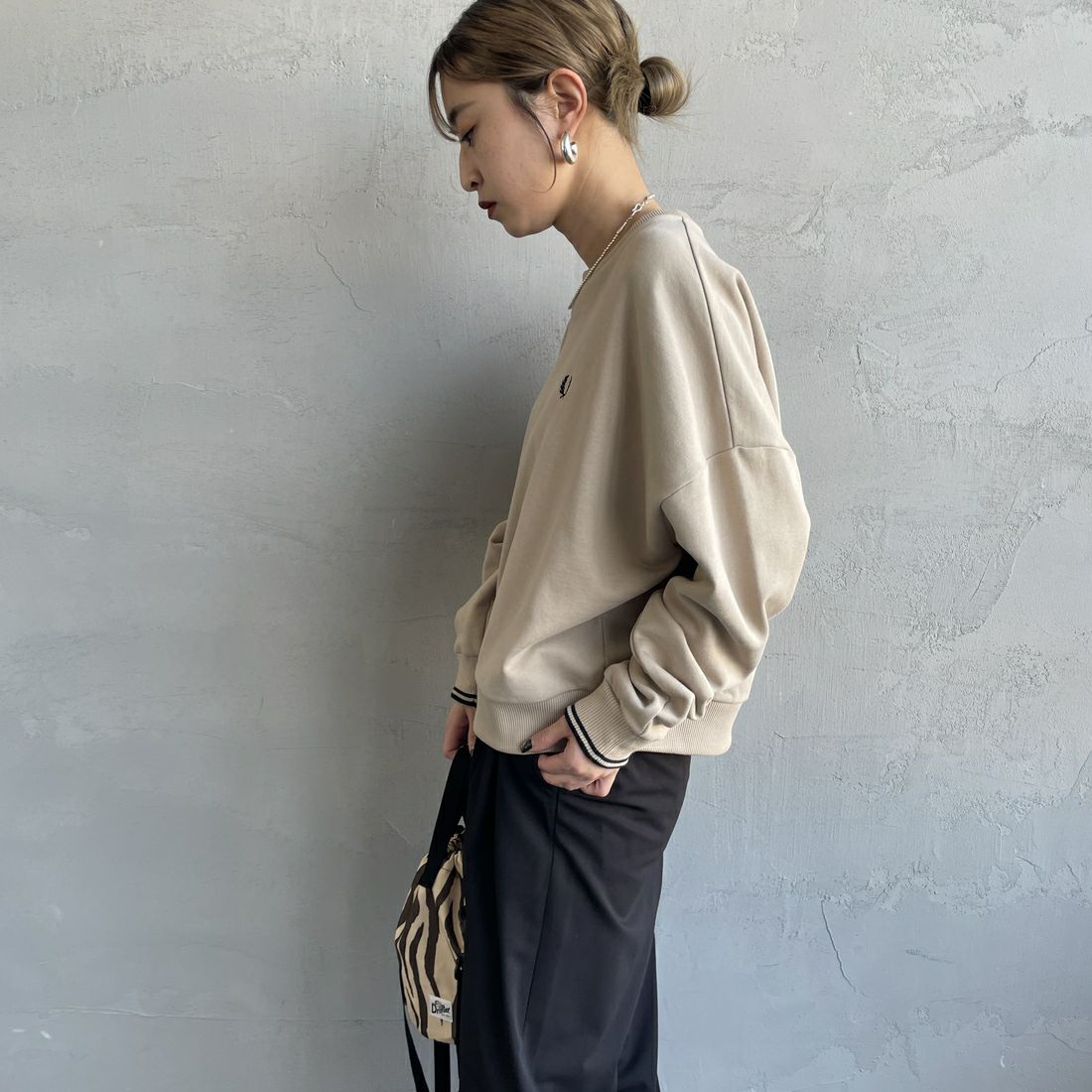 FRED PERRY [フレッドペリー] ツインティップ クロップドスウェット [G1148] Z19 WARM O &&モデル身長：150cm 着用サイズ：10&&