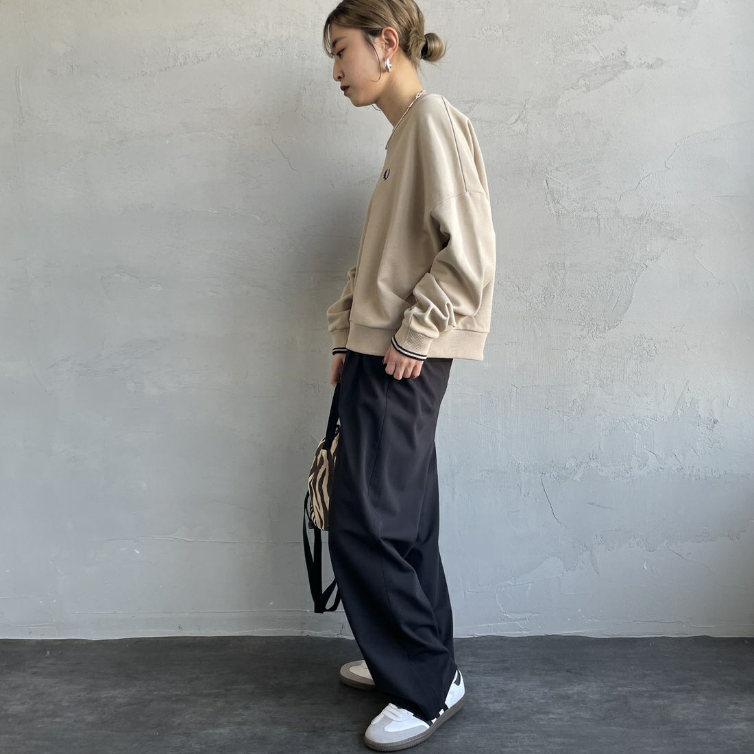 FRED PERRY [フレッドペリー] ツインティップ クロップドスウェット [G1148] Z19 WARM O &&モデル身長：150cm 着用サイズ：10&&