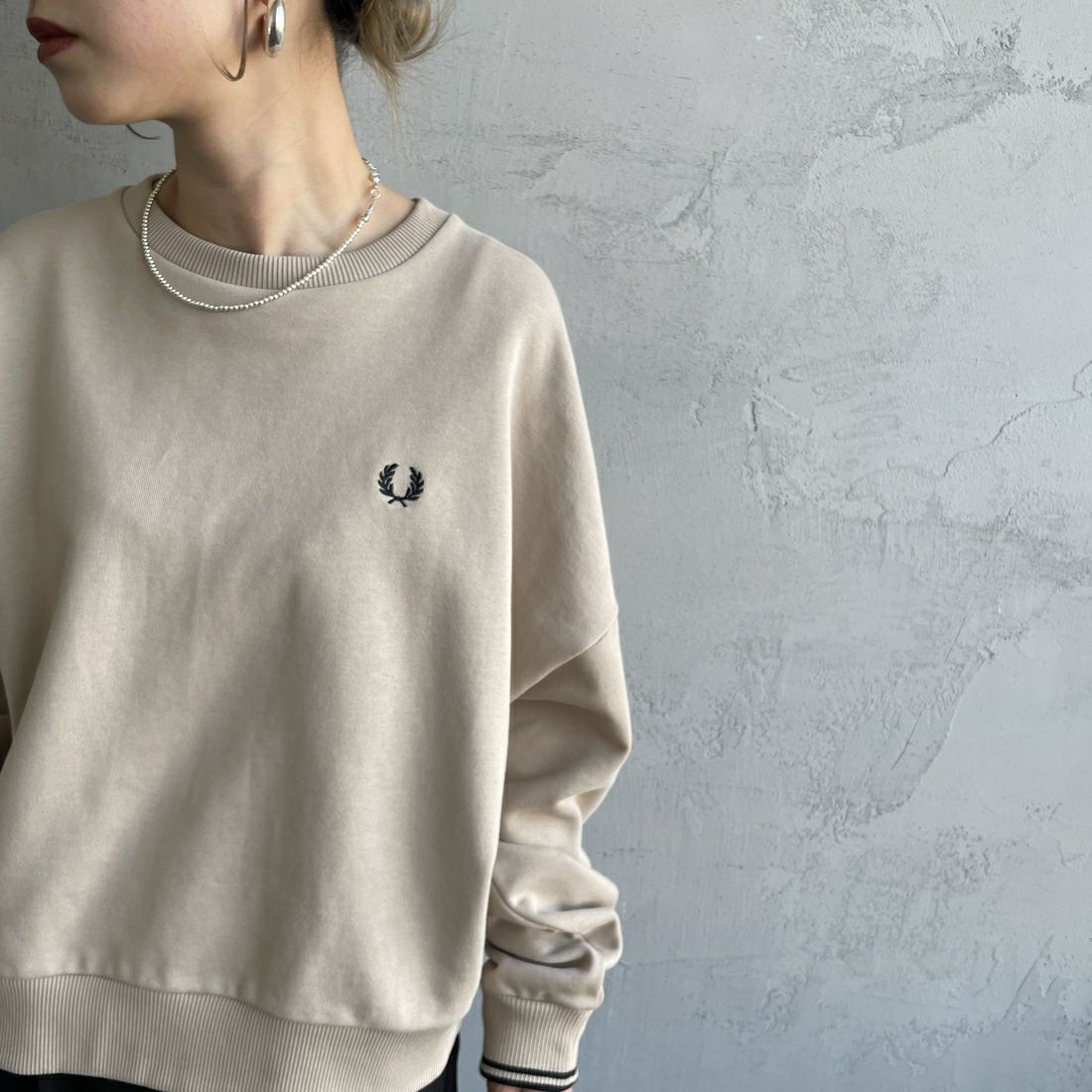 FRED PERRY [フレッドペリー] ツインティップ クロップドスウェット [G1148] Z19 WARM O &&モデル身長：150cm 着用サイズ：10&&