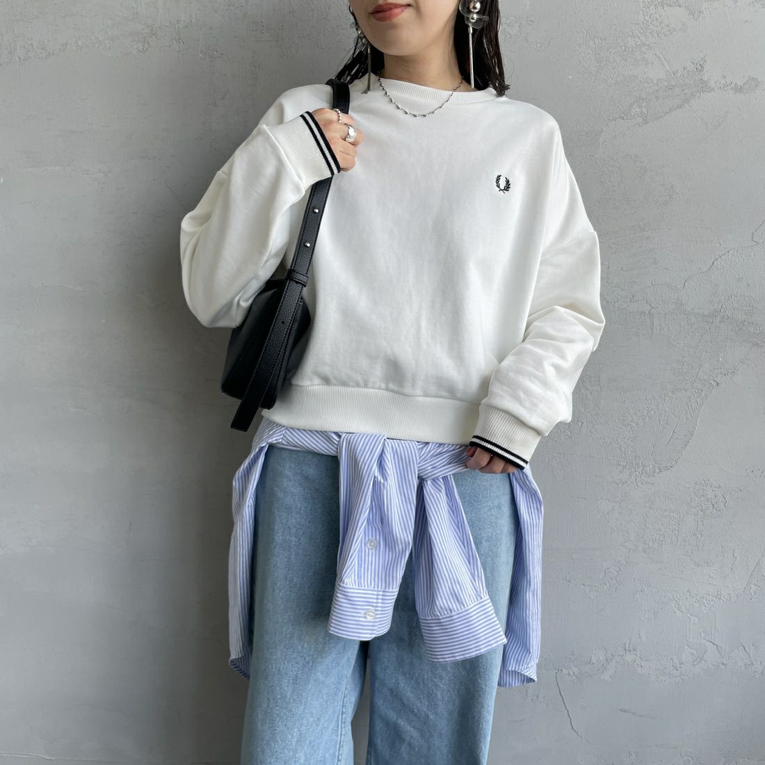 FRED PERRY [フレッドペリー] ツインティップ クロップドスウェット [G1148] 129 SNOW W &&モデル身長：160cm 着用サイズ：10&&