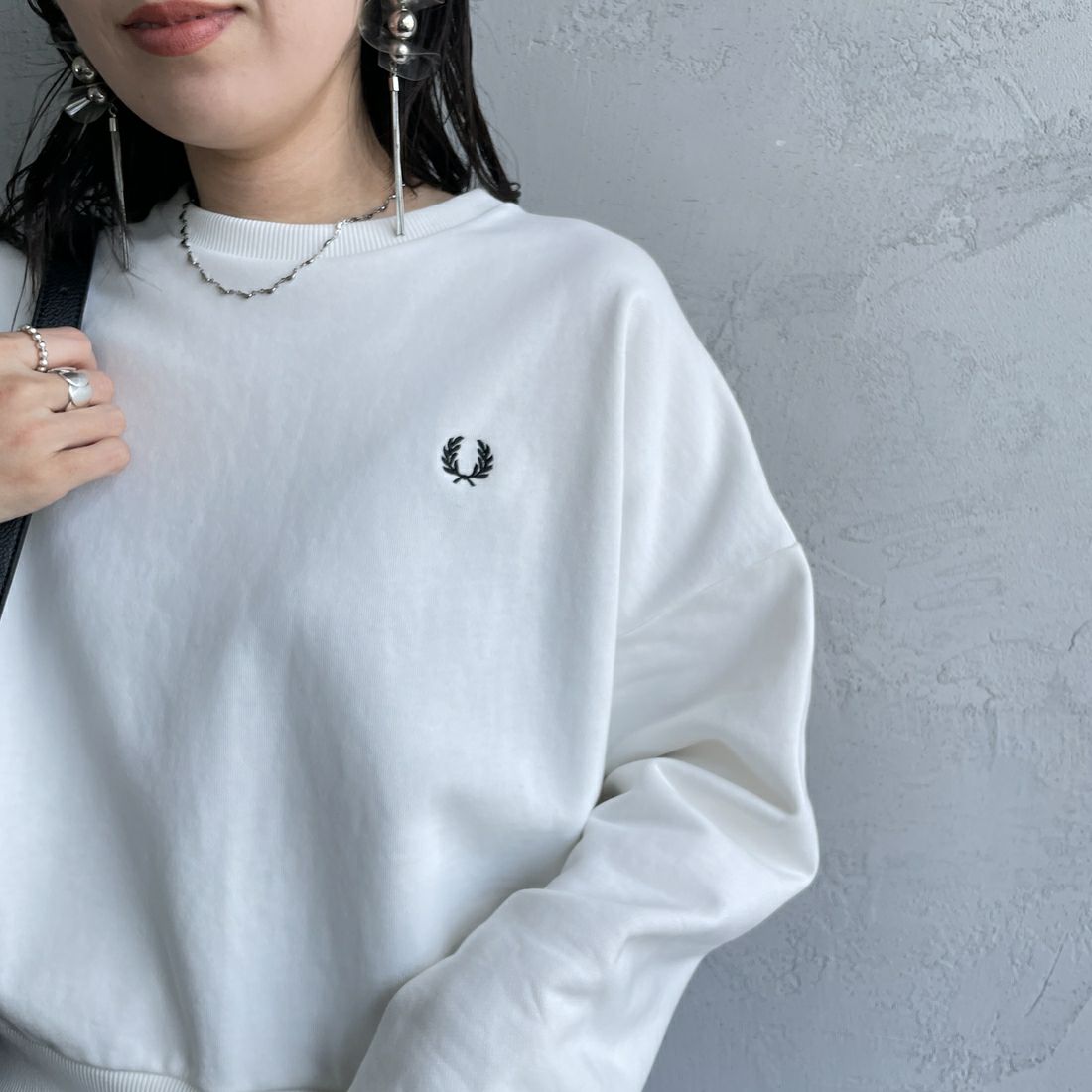 FRED PERRY [フレッドペリー] ツインティップ クロップドスウェット [G1148] 129 SNOW W &&モデル身長：160cm 着用サイズ：10&&