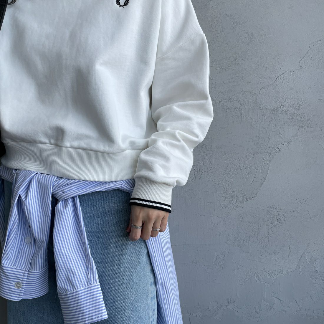 FRED PERRY [フレッドペリー] ツインティップ クロップドスウェット [G1148] 129 SNOW W &&モデル身長：160cm 着用サイズ：10&&