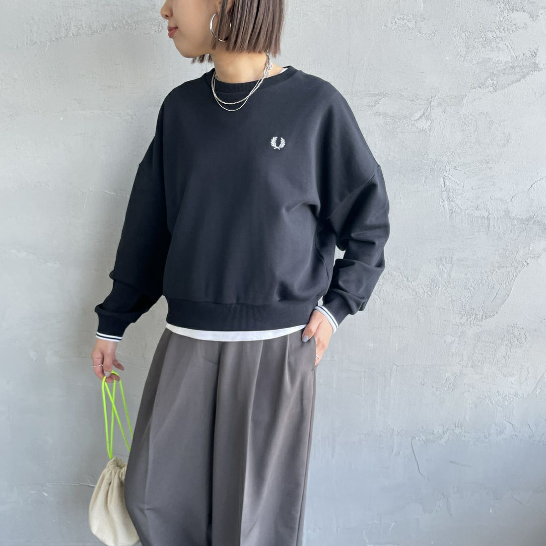 FRED PERRY [フレッドペリー] ツインティップ クロップドスウェット [G1148] 102 BLACK &&モデル身長：159cm 着用サイズ：10&&