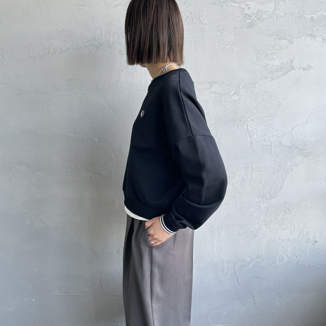 FRED PERRY [フレッドペリー] ツインティップ クロップドスウェット [G1148] 102 BLACK &&モデル身長：159cm 着用サイズ：10&&