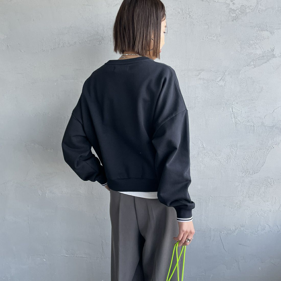 FRED PERRY [フレッドペリー] ツインティップ クロップドスウェット [G1148] 102 BLACK &&モデル身長：159cm 着用サイズ：10&&