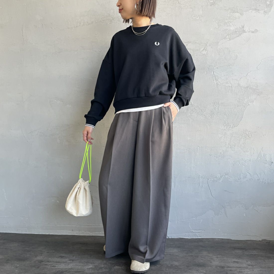 FRED PERRY [フレッドペリー] ツインティップ クロップドスウェット [G1148] 102 BLACK &&モデル身長：159cm 着用サイズ：10&&