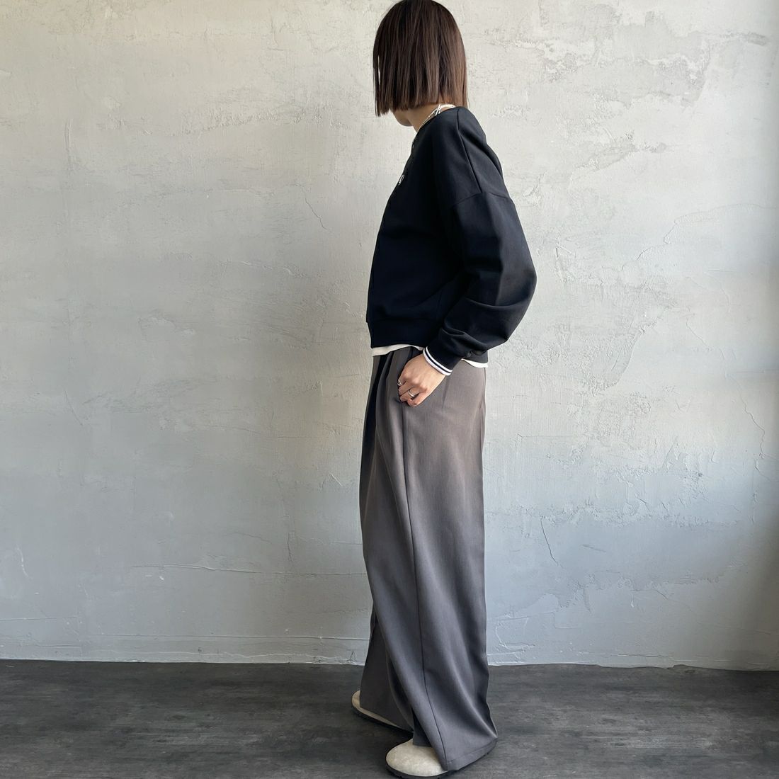 FRED PERRY [フレッドペリー] ツインティップ クロップドスウェット [G1148] 102 BLACK &&モデル身長：159cm 着用サイズ：10&&