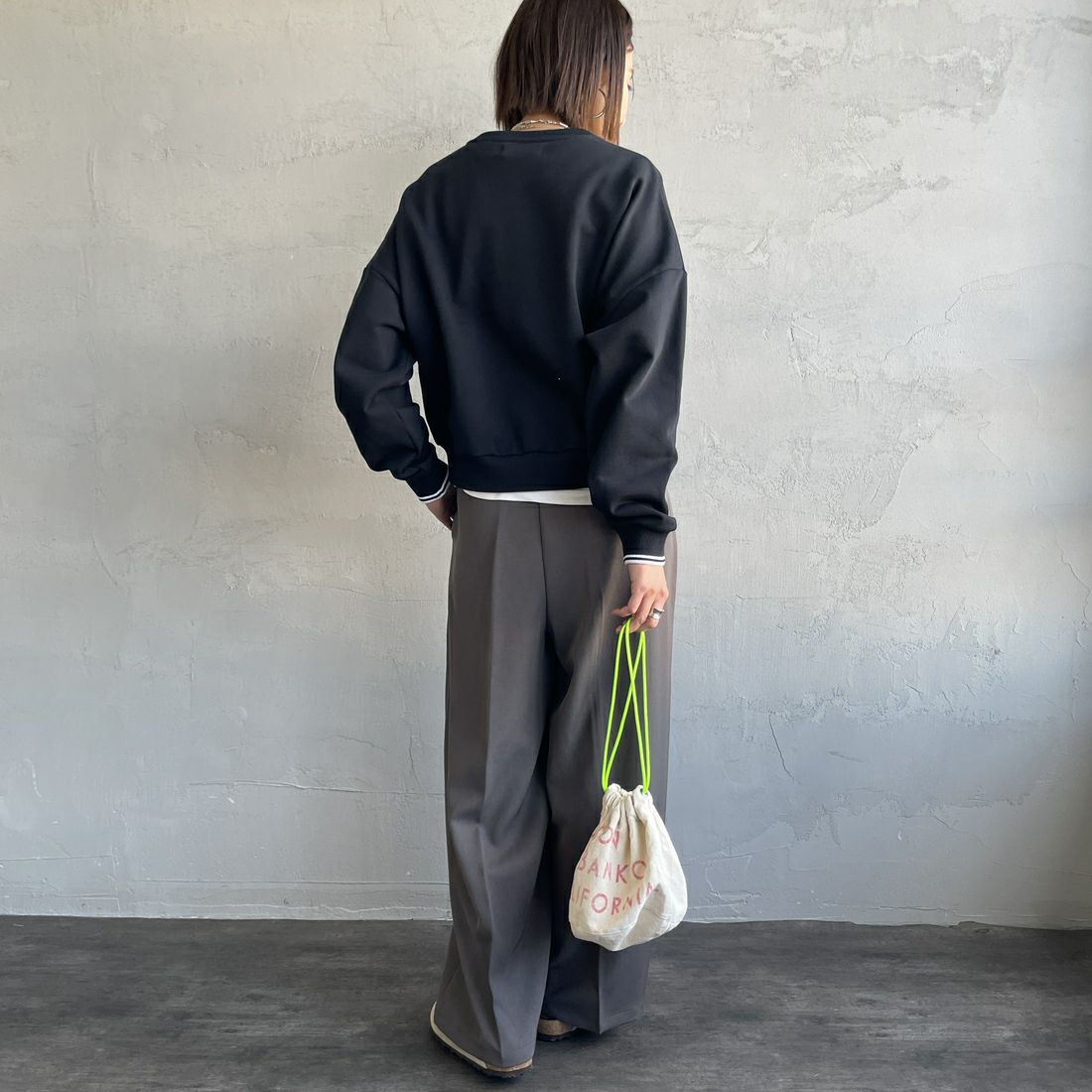 FRED PERRY [フレッドペリー] ツインティップ クロップドスウェット [G1148] 102 BLACK &&モデル身長：159cm 着用サイズ：10&&