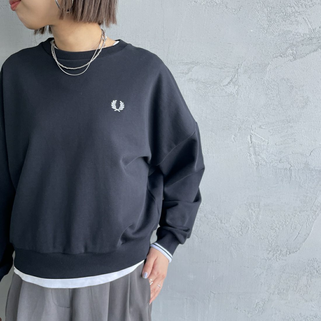 FRED PERRY [フレッドペリー] ツインティップ クロップドスウェット [G1148] 102 BLACK &&モデル身長：159cm 着用サイズ：10&&