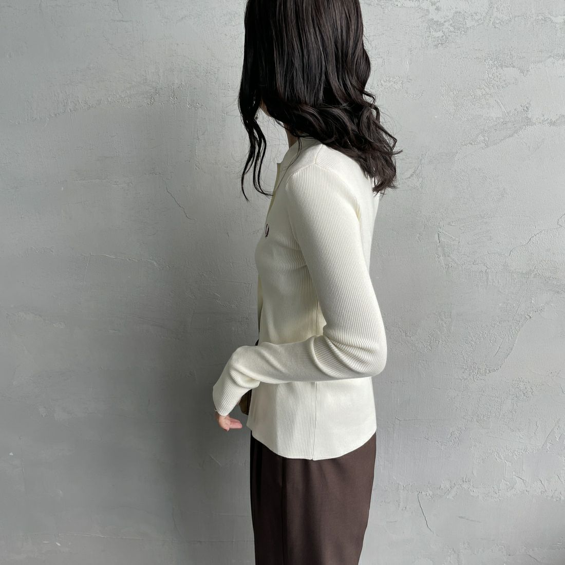 FRED PERRY [フレッドペリー] 別注 ワンポイントロゴ刺繍 リブニットポロシャツ [FPW-25A-009JF] ECRU/OXBLO &&モデル身長：160cm 着用サイズ：8&&