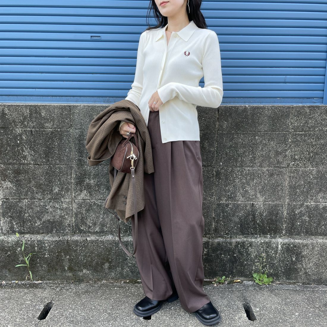 FRED PERRY [フレッドペリー] 別注 ワンポイントロゴ刺繍 リブニットポロシャツ [FPW-25A-009JF] ECRU/OXBLO &&モデル身長：160cm 着用サイズ：8&&