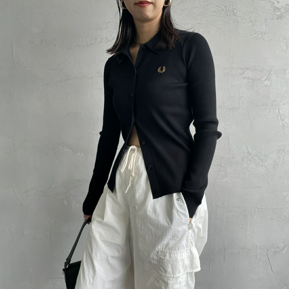 FRED PERRY [フレッドペリー] 別注 ワンポイントロゴ刺繍 リブニットポロシャツ [FPW-25A-009JF] BLK/SHADED &&モデル身長：163cm 着用サイズ：10&&