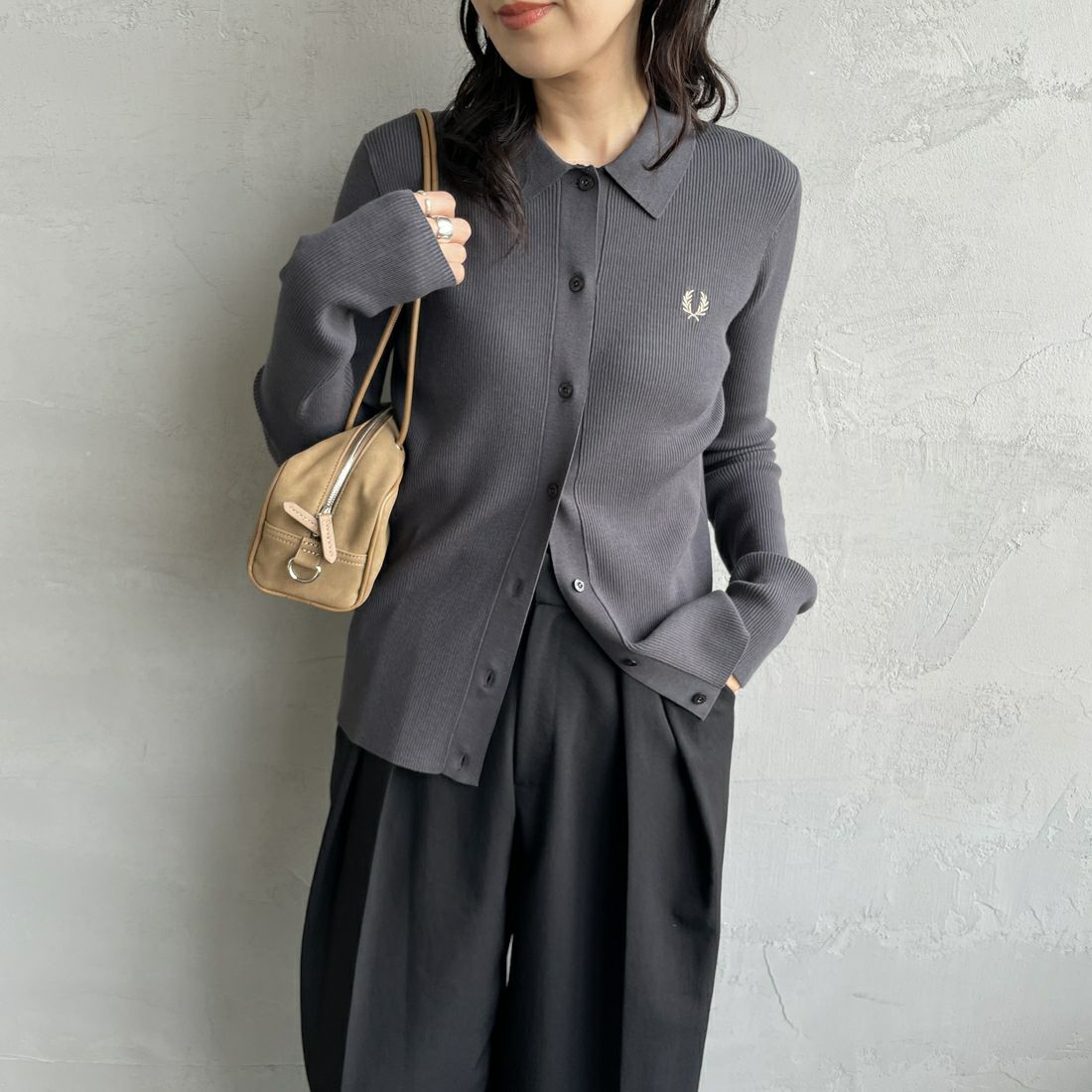 FRED PERRY [フレッドペリー] 別注 ワンポイントロゴ刺繍 リブニットポロシャツ [FPW-25A-009JF] ANCHOR/WAR &&モデル身長：160cm 着用サイズ：10&&