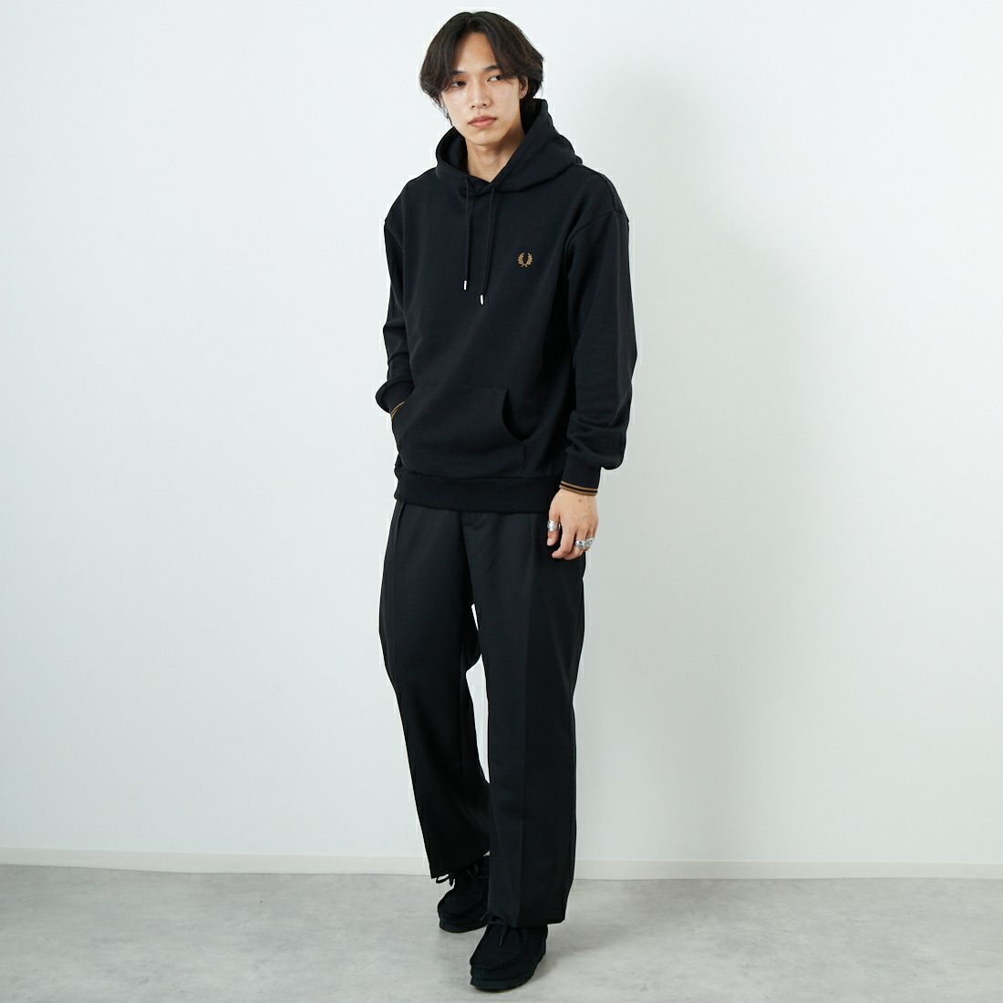 FRED PERRY [フレッドペリー] 別注 フードロゴ刺繍スウェットパーカー [FPM-25A-026JF] BLK/SHADED &&モデル身長：179cm 着用サイズ：L&&